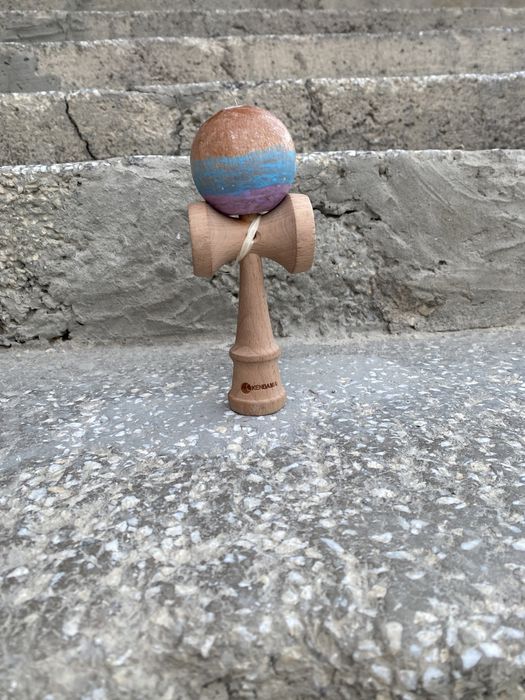 Kendama e dela o kendama e butin jucata mai are putin grip in rest bun