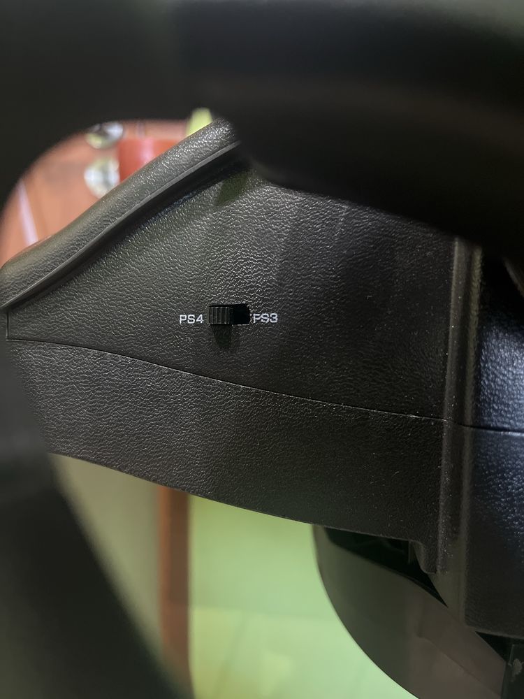 Продавам Волан за playstation 3/4 на марка:THRUSTMASTER T80