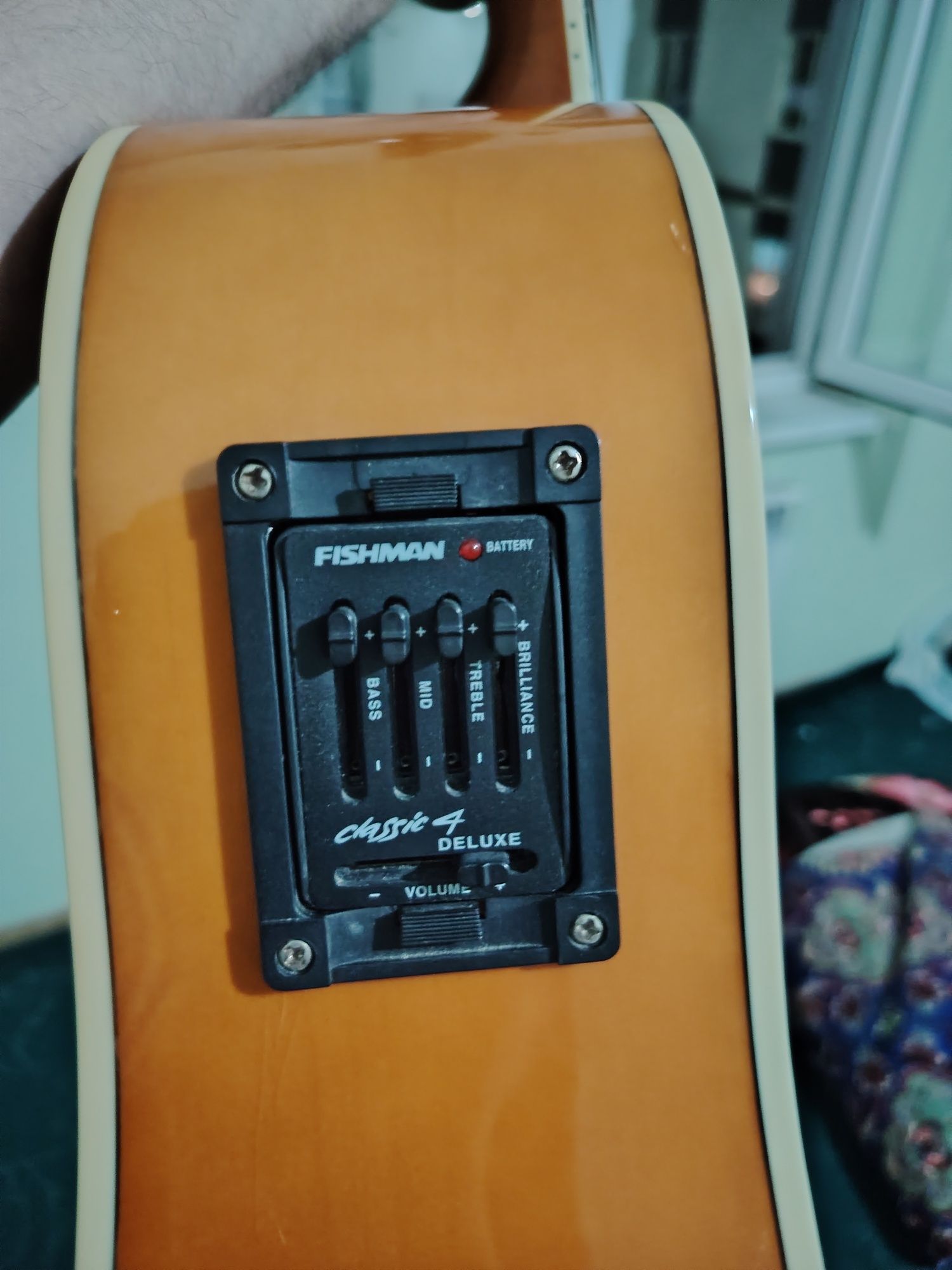 Elektro akustik gitara sotiladi
