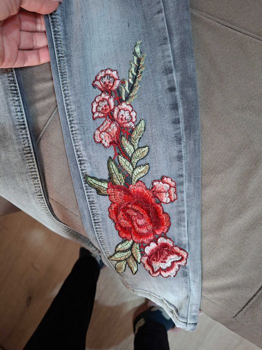 Дамски дънки сиви с цветя