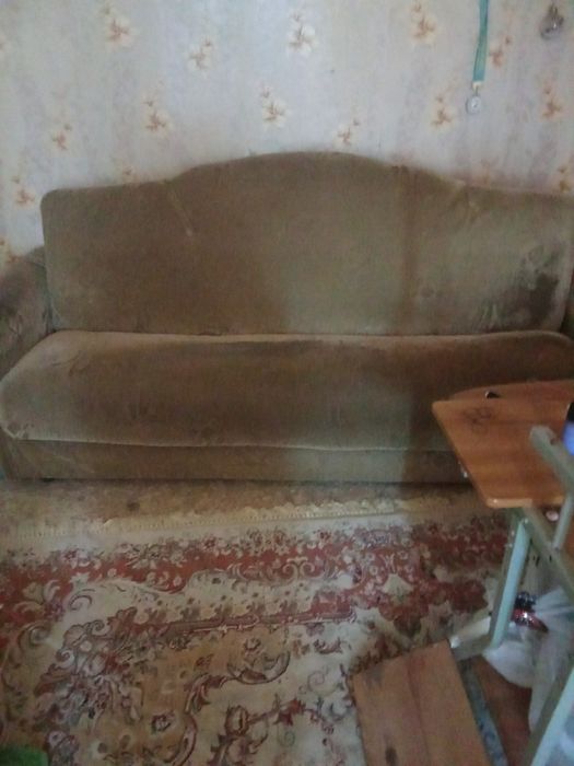 Отдам даром большой диван и стол компьютерный  советский.