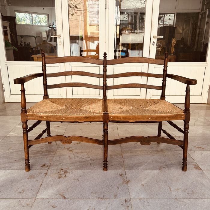 Винтидж дървена пейка с плетено седалище – ретро стил, масив