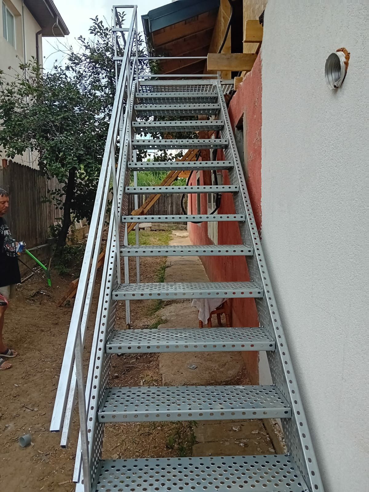 Scară metalică zincata cu balustrada 4mm grosime