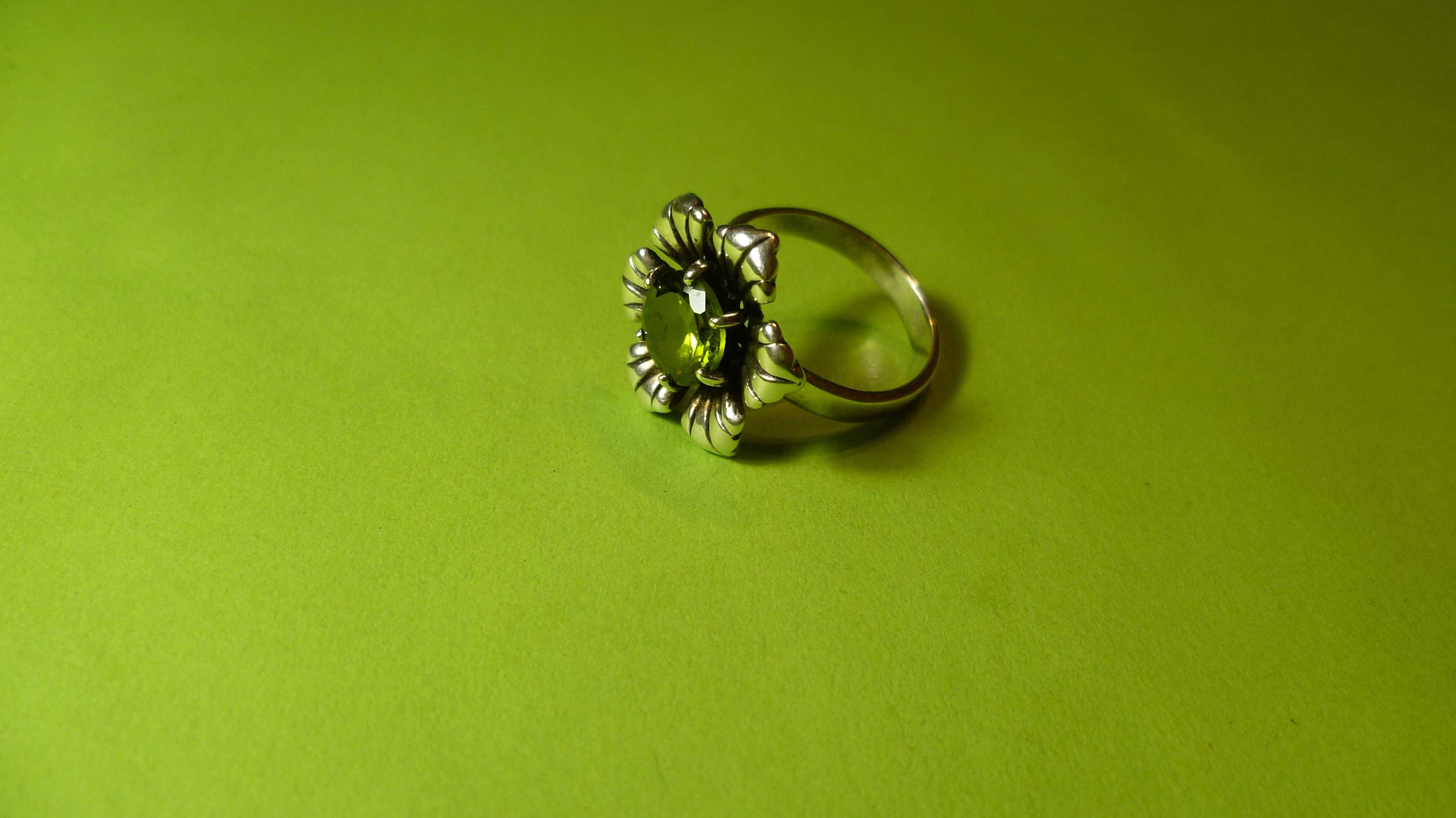 Сребърен пръстен с перидот
