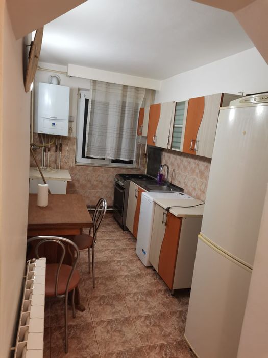 Închiriez apartament cu 2 camere