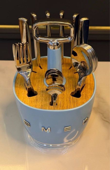 столовых приборов Smeg Style в держателе