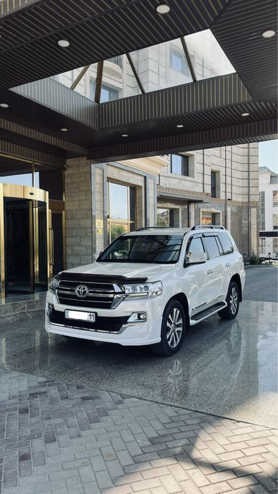 Аренда авто Toyota Land Cruiser 200 с водителем