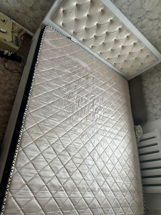 Продам кровать с матрасом и тумбочки