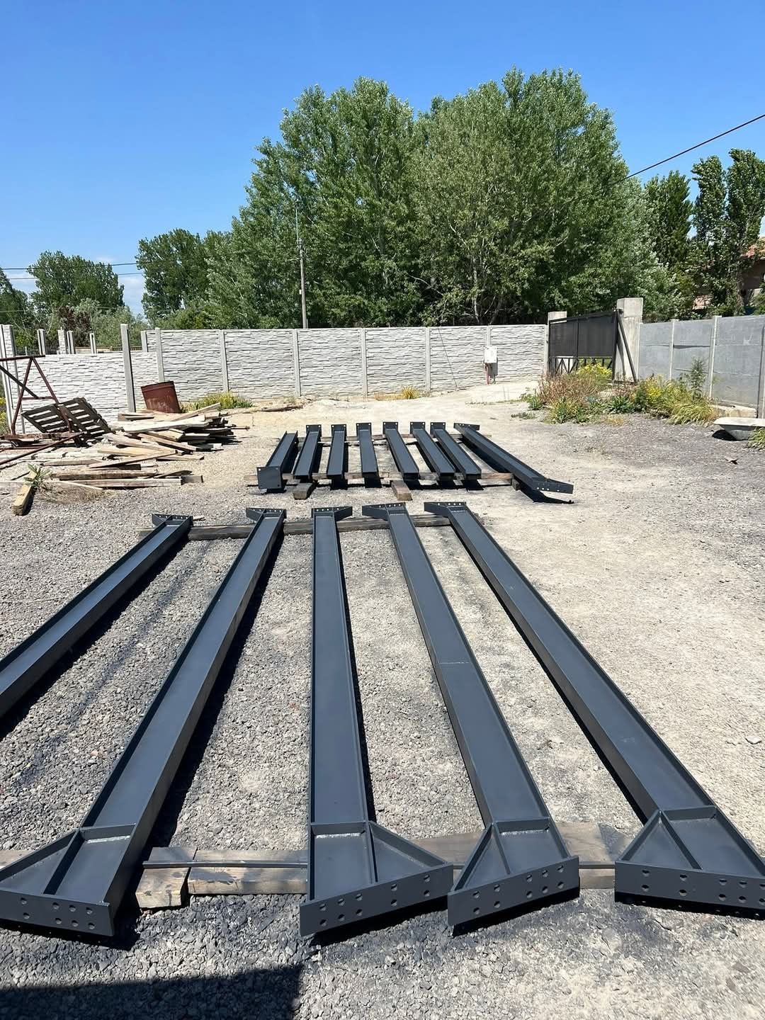 Vând structură metalică 20x10 m , 10 stâlpi, 5 ferme la 4.000€