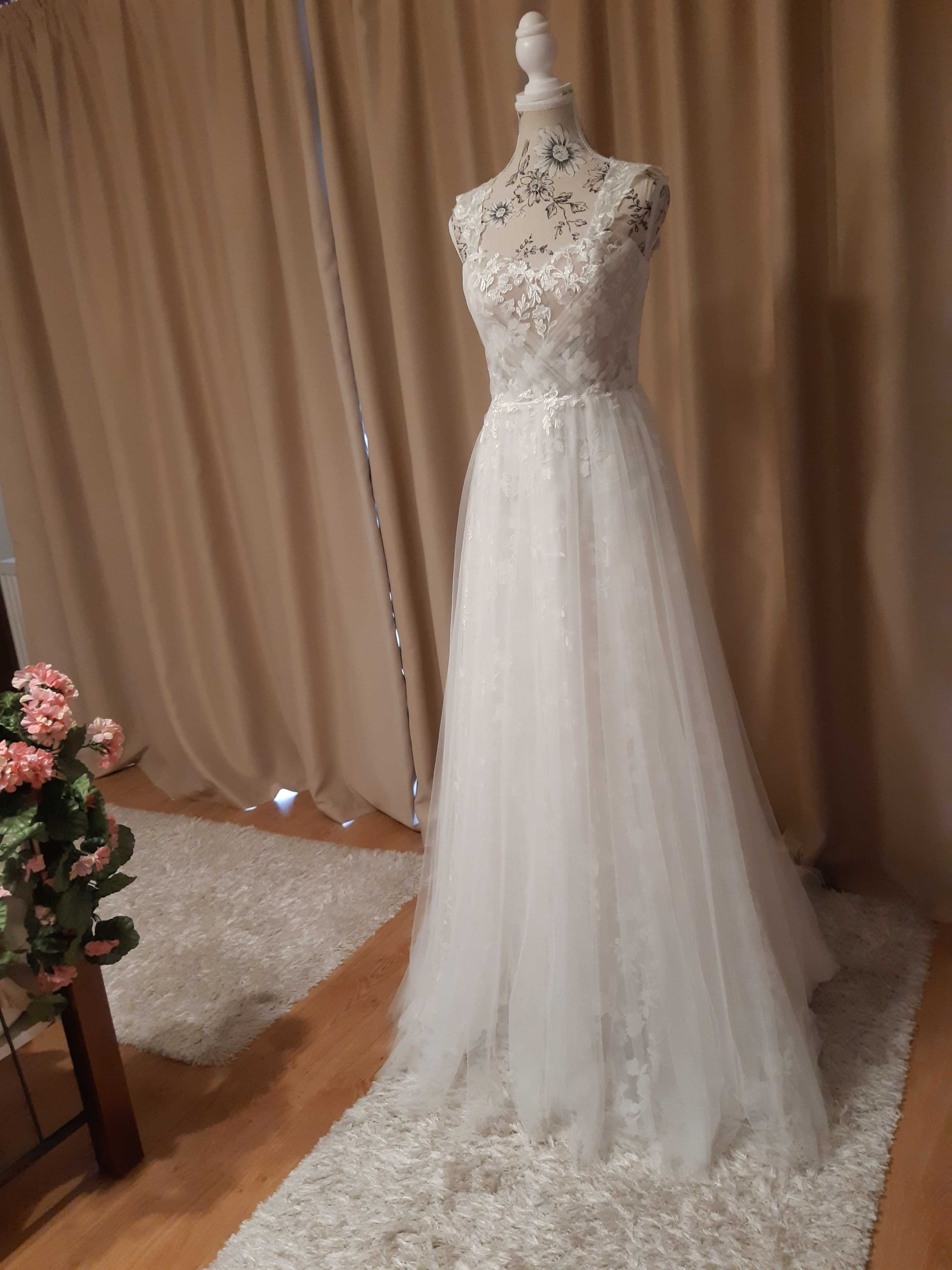 ROCHIE DE MIREASA  cu trena model deosebit din dantela