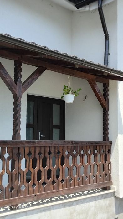 Stalpi din lemn cu model traditional