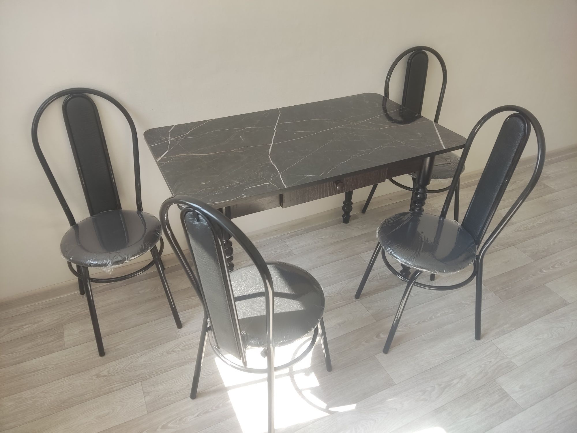 Комплект стол и 4 стула (Кухонные столы и стулья)