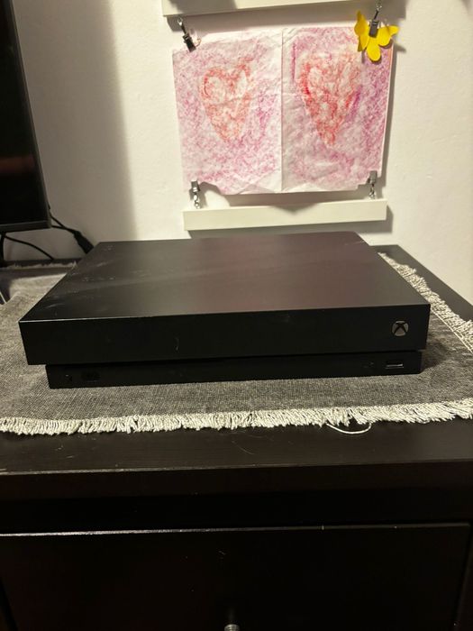 Xbox one x 1tb spațiu  2 controlere fără fir