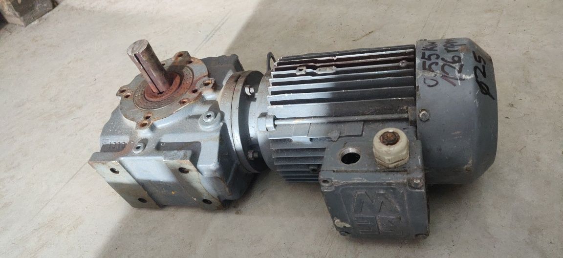 Motor electric trifazat Vector, cu reductor, 0.55kW, 126rpm, 220/380V