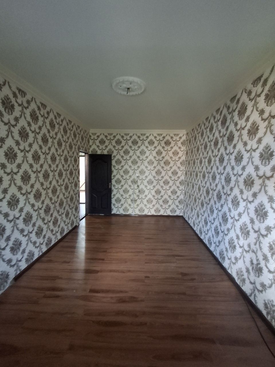 Qora qamish 1/4. 3xona srochna sotiladi .