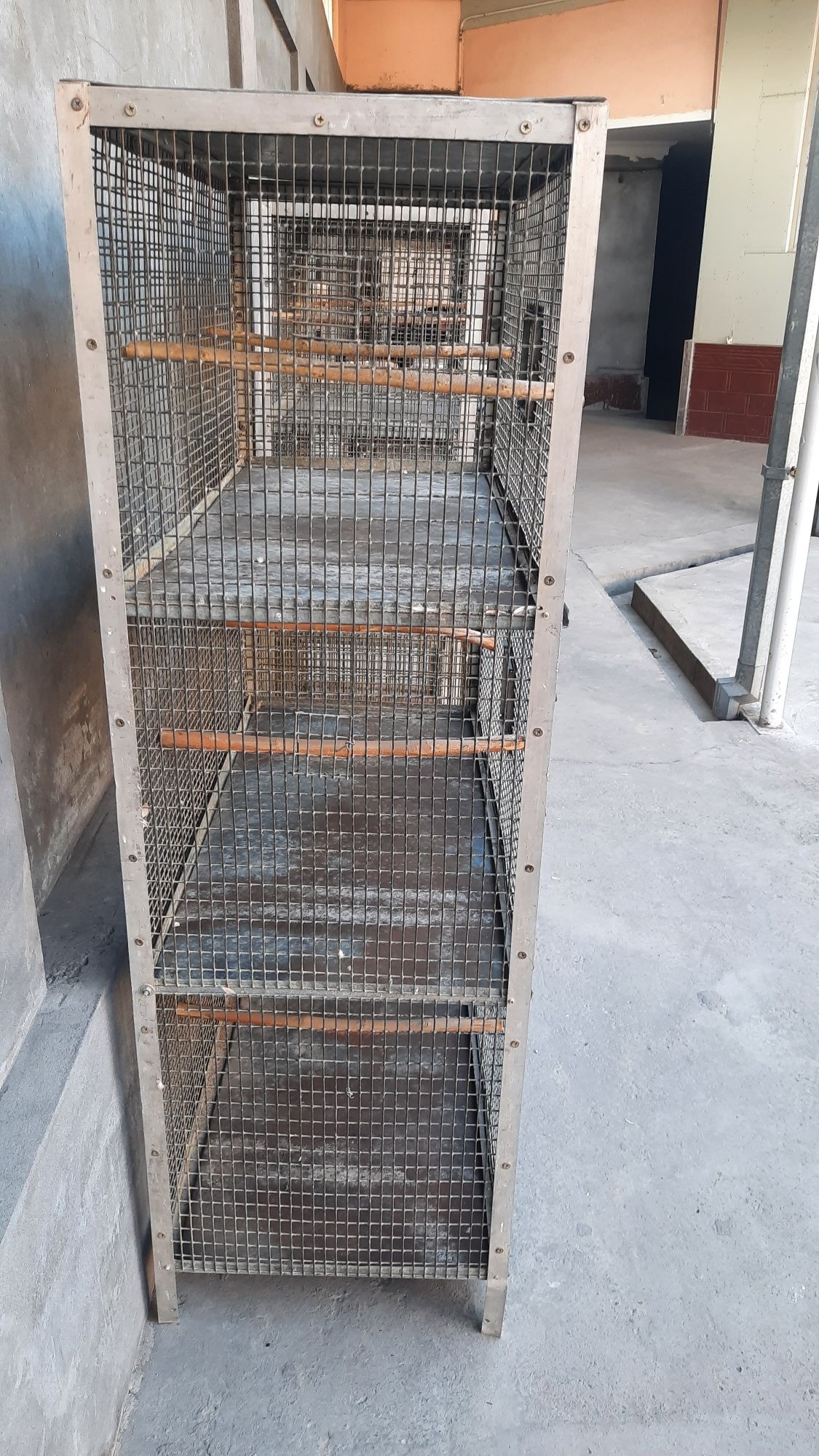 Qafas srochno sotiladi