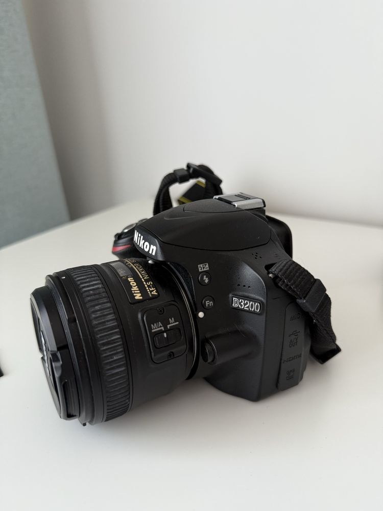 Aparat DSLR Nikon D3200 + 2 obiective: 50mm si 55-200mm + trepied