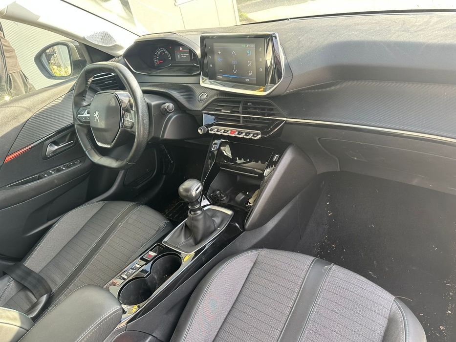 Peugeot 208 , puretech ,1,2 benzina turbo(Avariat)