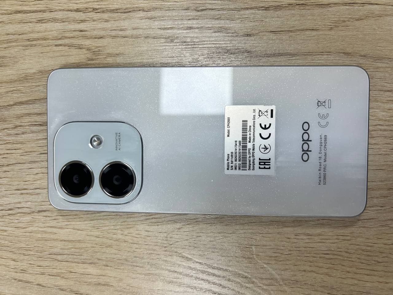 Oppo A 3 oq rangi  zòr holati alo darajada