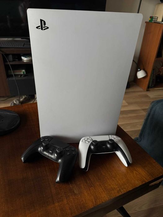 PlayStation 5 + 2 джойстика + g29 в отлично състояние