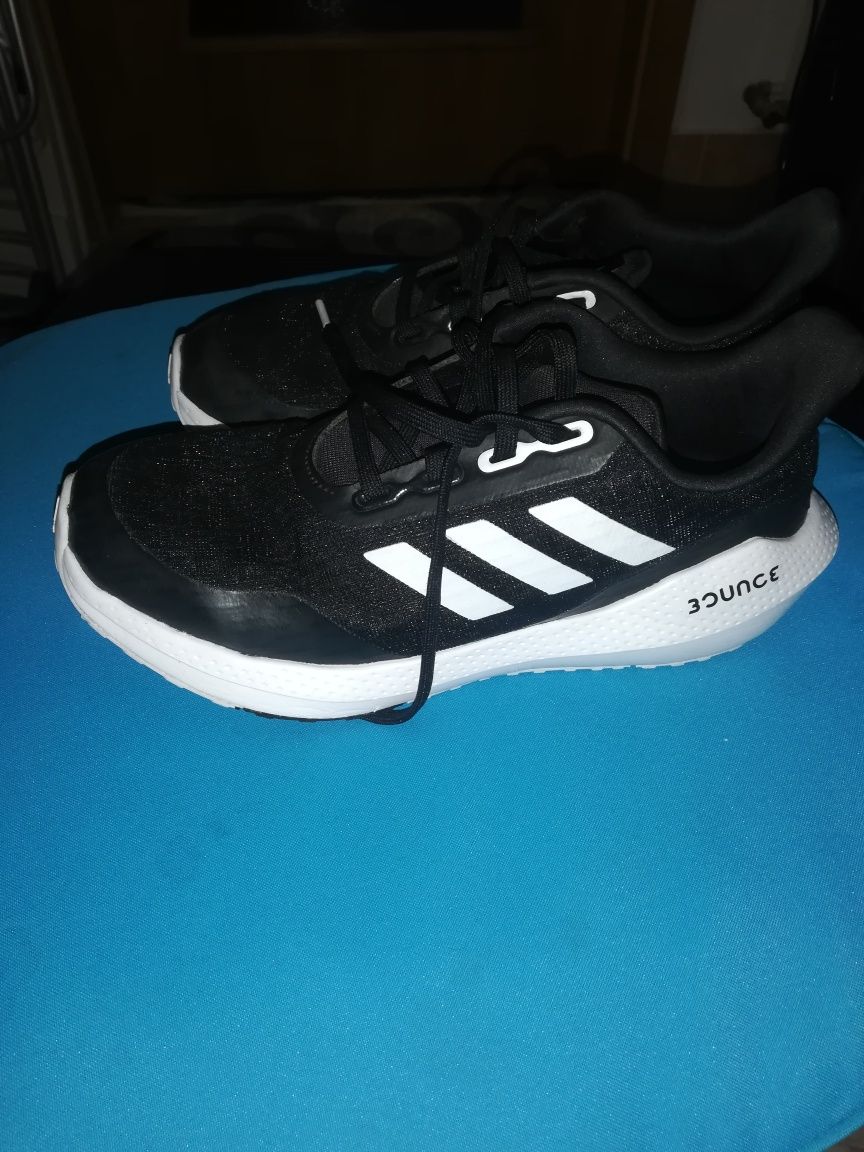 Vând pantofi sport Adidas Bounce marimea 36 2/3