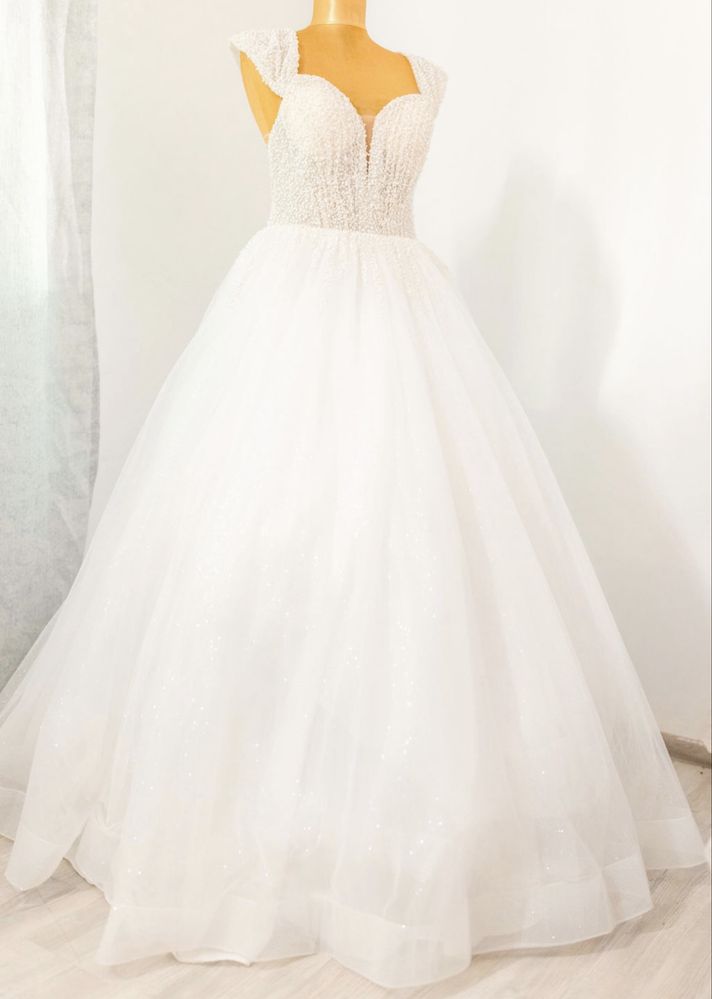 Rochie mireasa alba cu perle