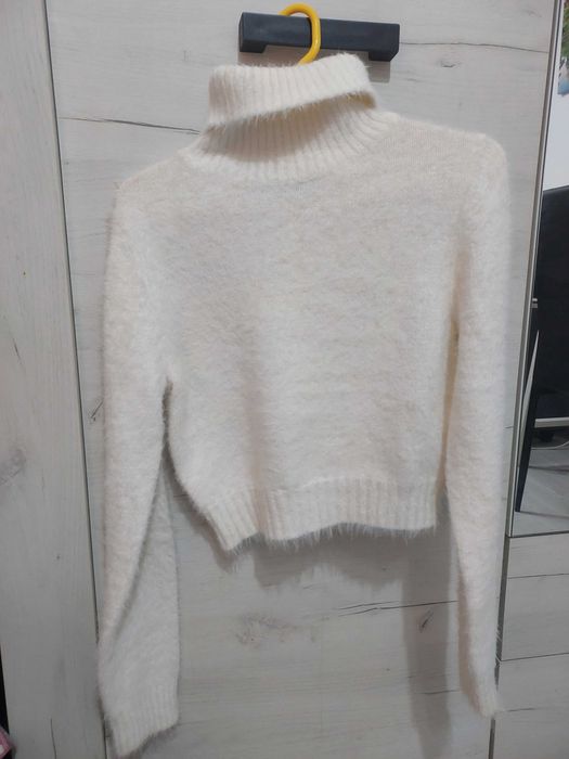 Vând pulover alb pufos