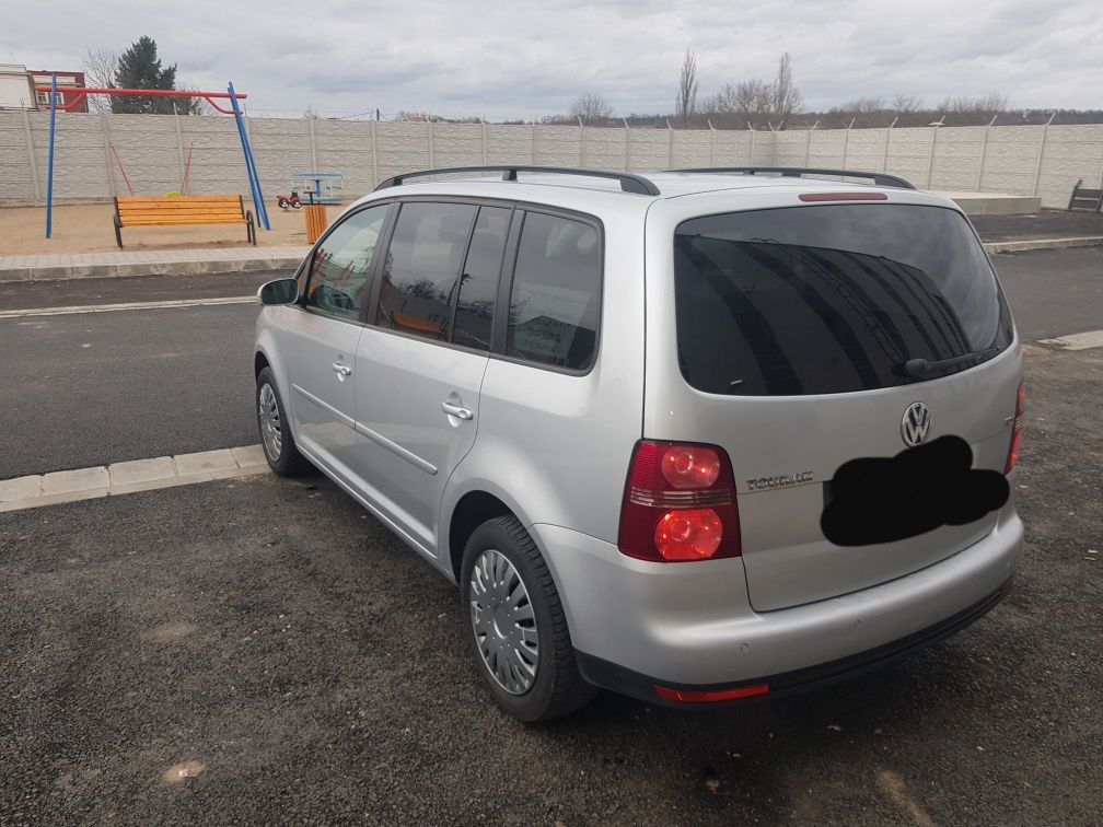 Vw TOURAN  2008 1,900 cm3 105cp 270000km