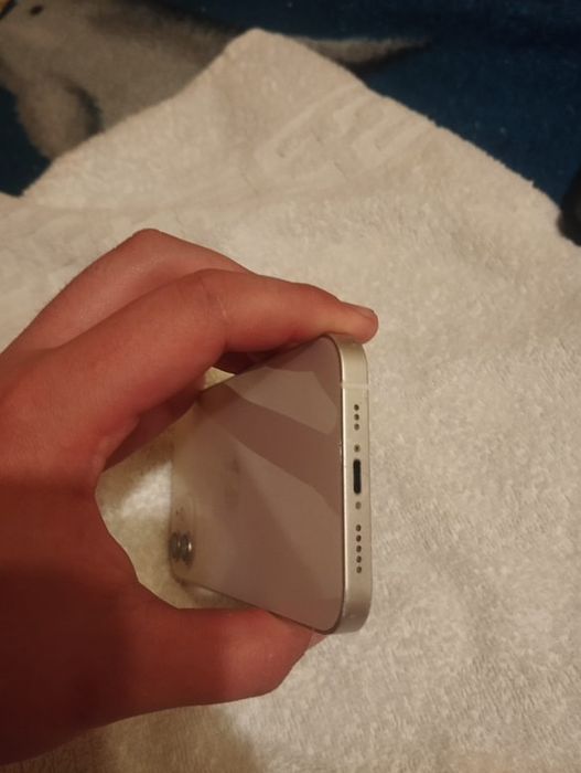 Vând iphone 12 simplu