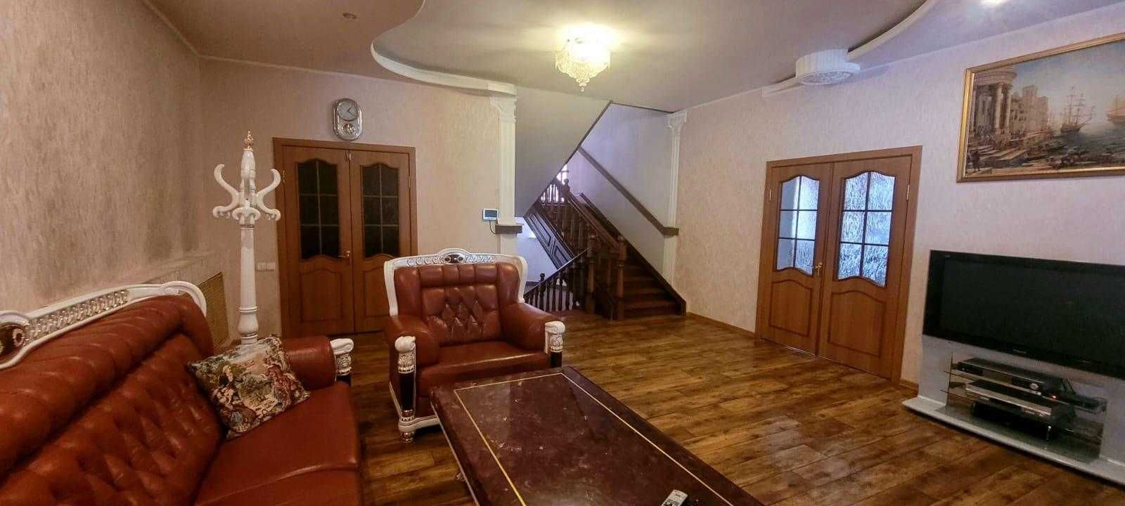 Продам 3 этажный особняк на 9а мкр .
