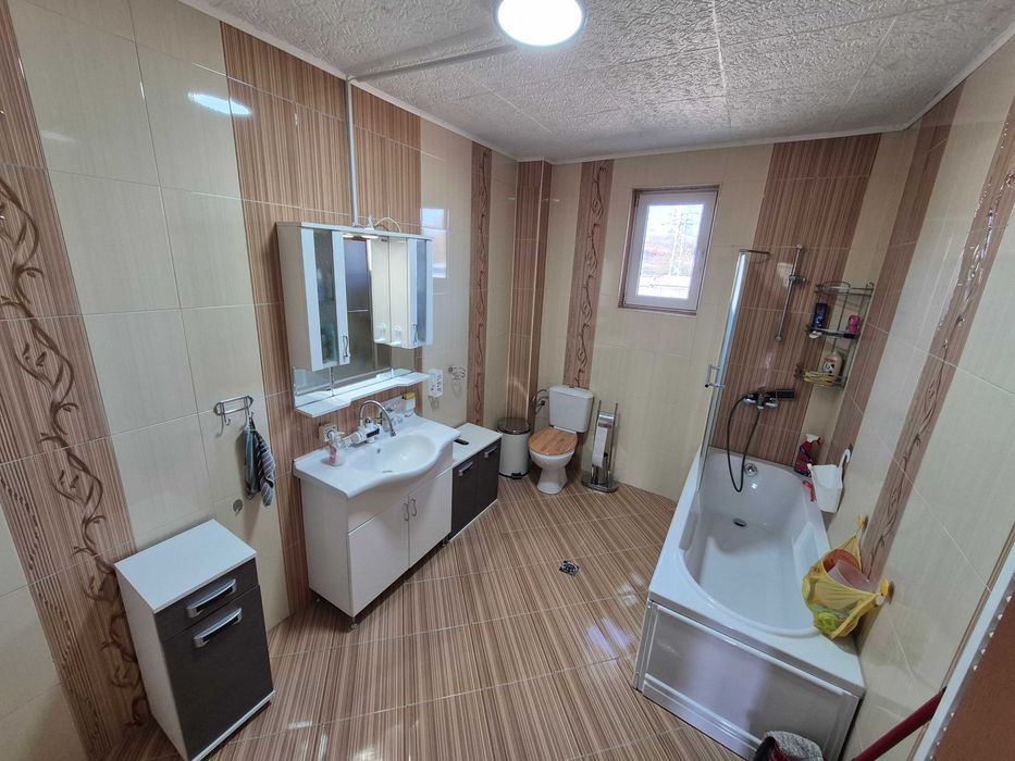 Многостаен етаж от къща, 160кв, полу-обзаведен, двор и паркомясто