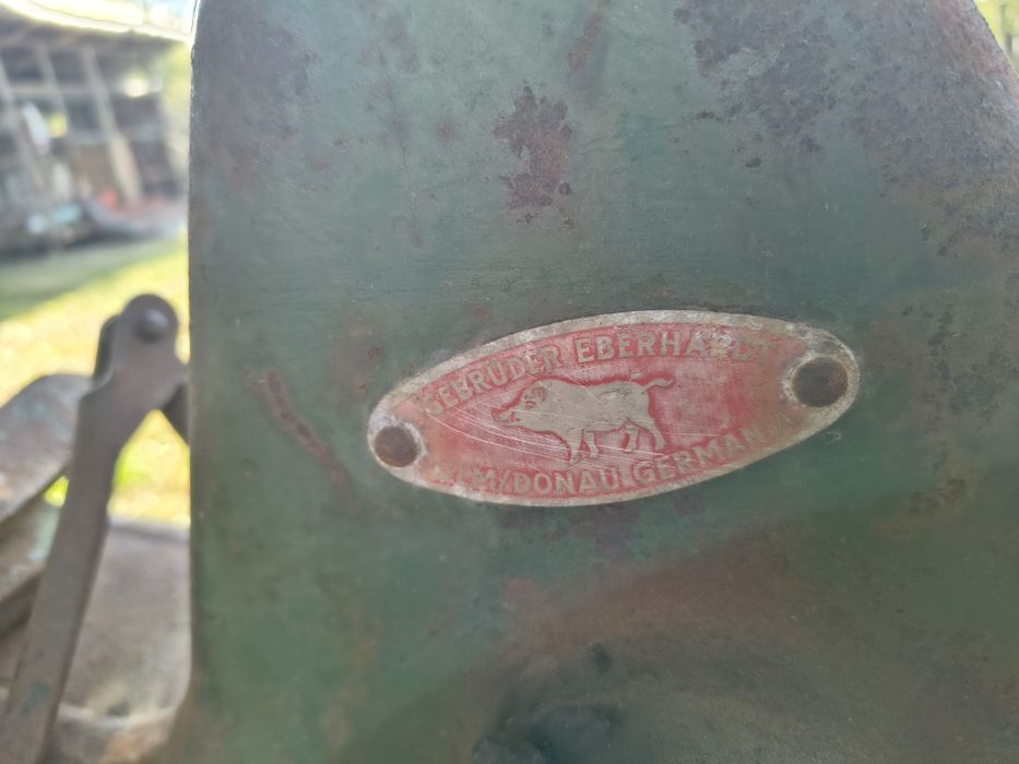 Plug reversibil cu doua brazde