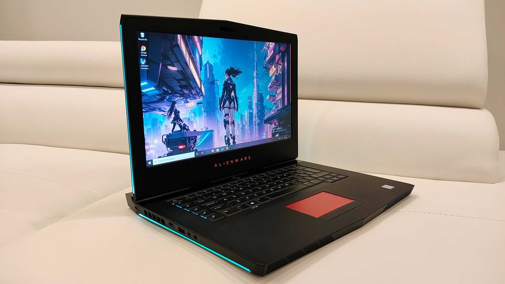 Laptop gaming Alienware cu procesor i7 si placa video de 8 gb