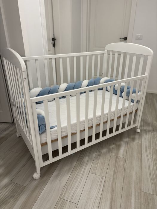 Vând două pătuțuri din lemn masiv cu roți, sertar si două nivele.