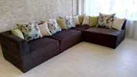 Голям и удобен диван с 12 възглавници