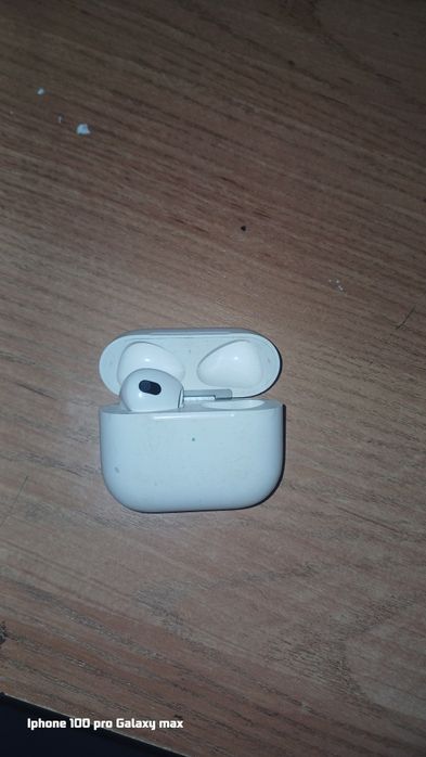 Продаю!! Срочно наушники Airpods один наушник потерялся он работает
