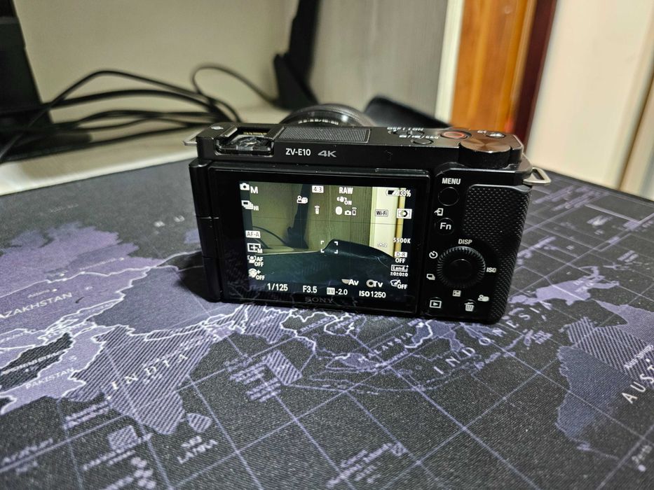 Продаю Sony ZV-E10 с китовым объективом