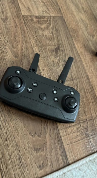 Дрон на пульте управления