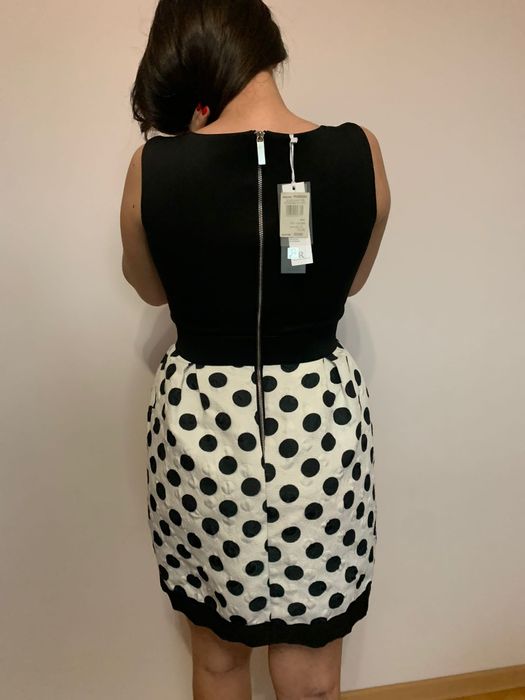 Rochie neagra, noua cu eticheta