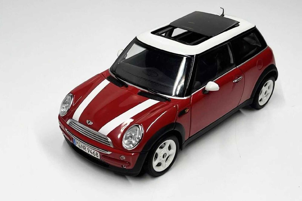 Продавам метална количка MINI Cooper R50 на Kyosho в мащаб 1:18