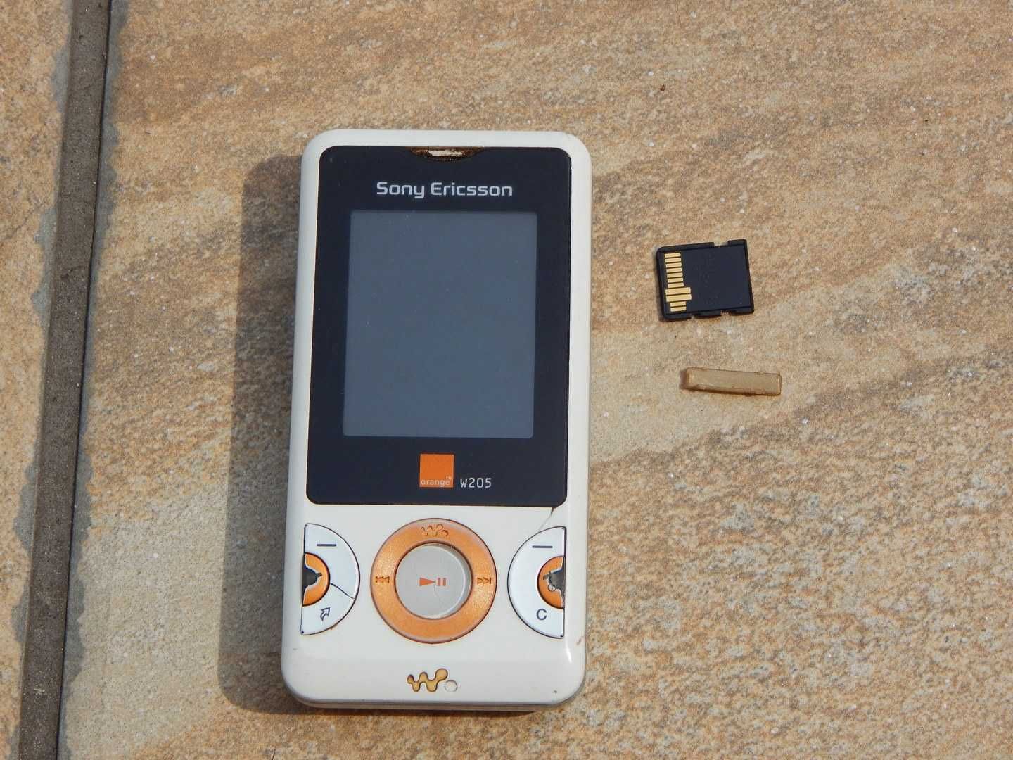 Telefon Sony Ericsson W205 uzat cu lipsa capac spate pt piese