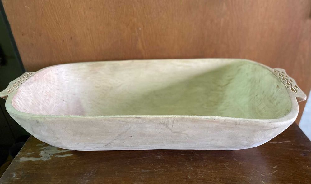 Cos impletit, covata, matura paie, icoane pe piatra si cruce lemn