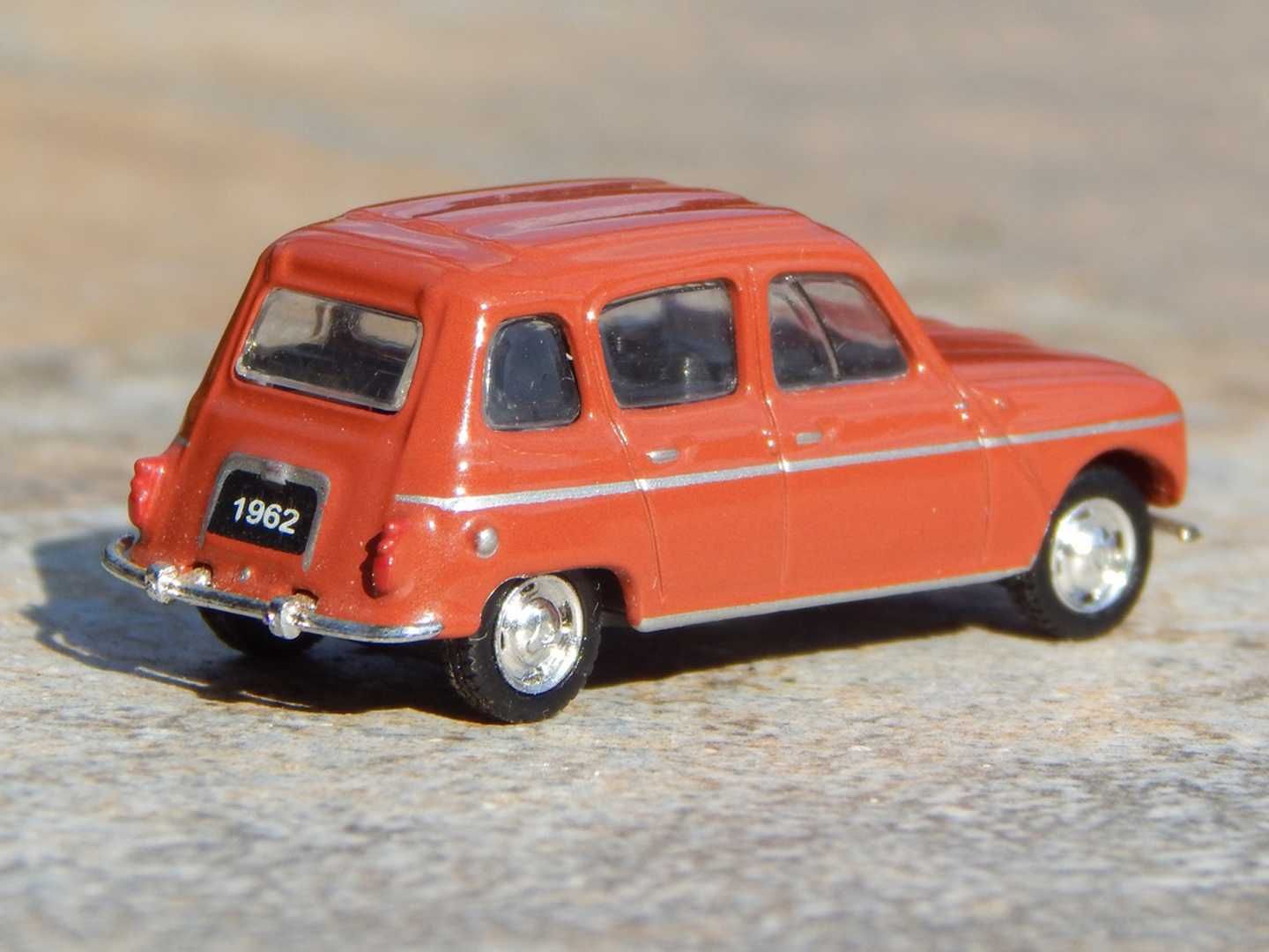 Macheta Renault 4 1962 scara 1:87 HO Universal Hobbies metalica