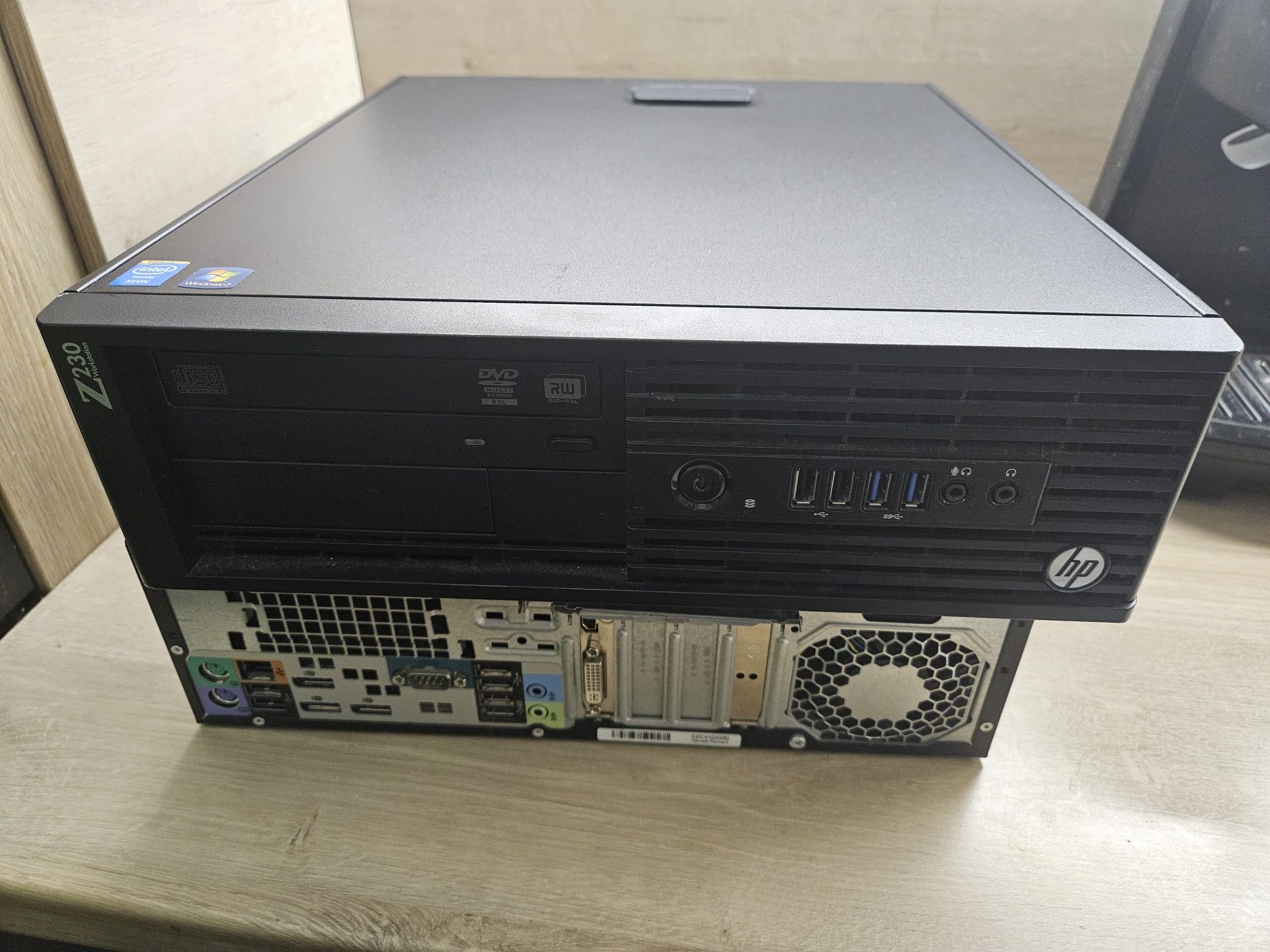 Продавам hp z230 sff