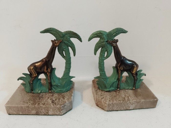 Superbe suporturi organizatoare cărți sculpturi girafe din bronz pe so