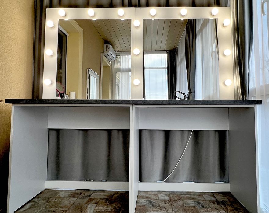 Masă make-up  în stare foarte bună