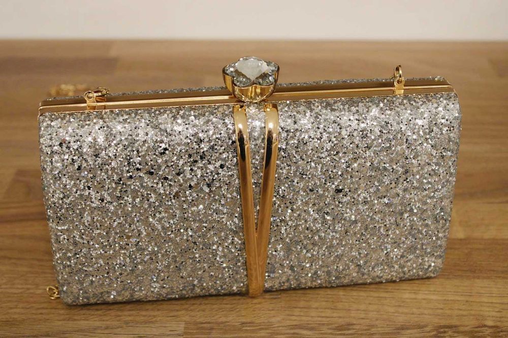 Красива сребриста чантичка с дръжка