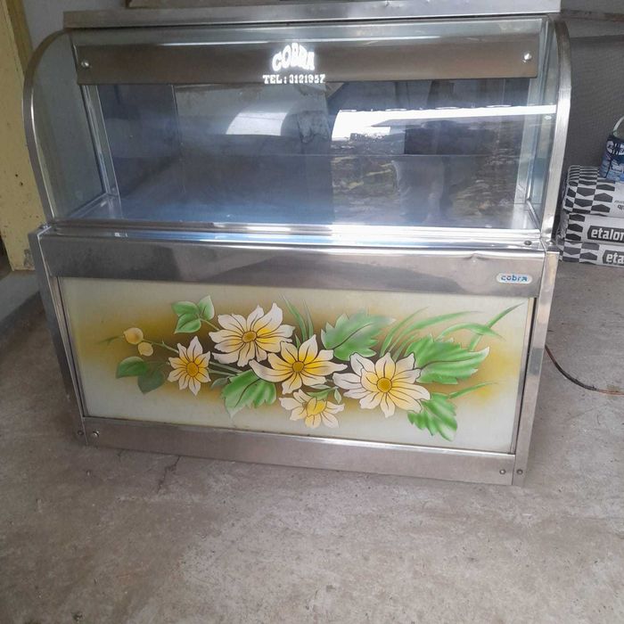 Vitrină expunere prăjituri – 800 lei negociabil