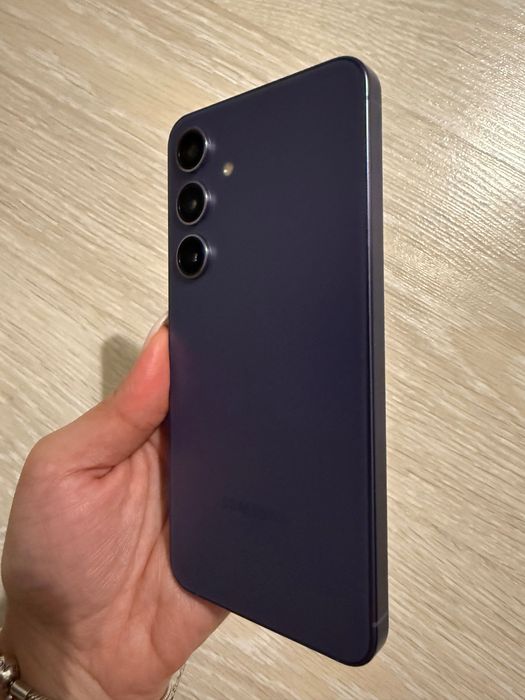 Samsung Galaxy S24 violet