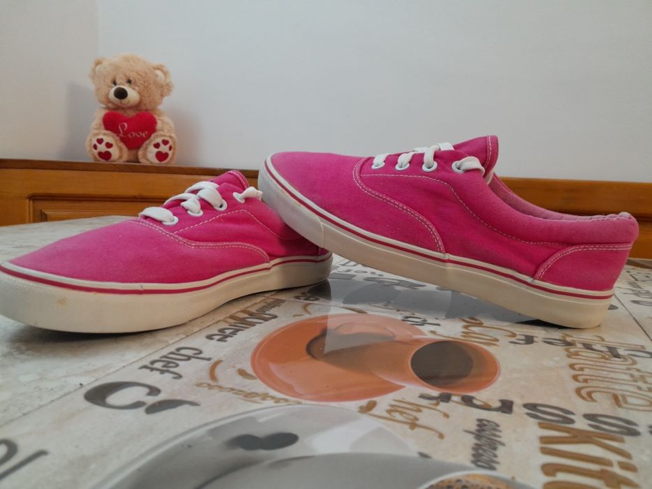 Teniși next noi fără etichetă